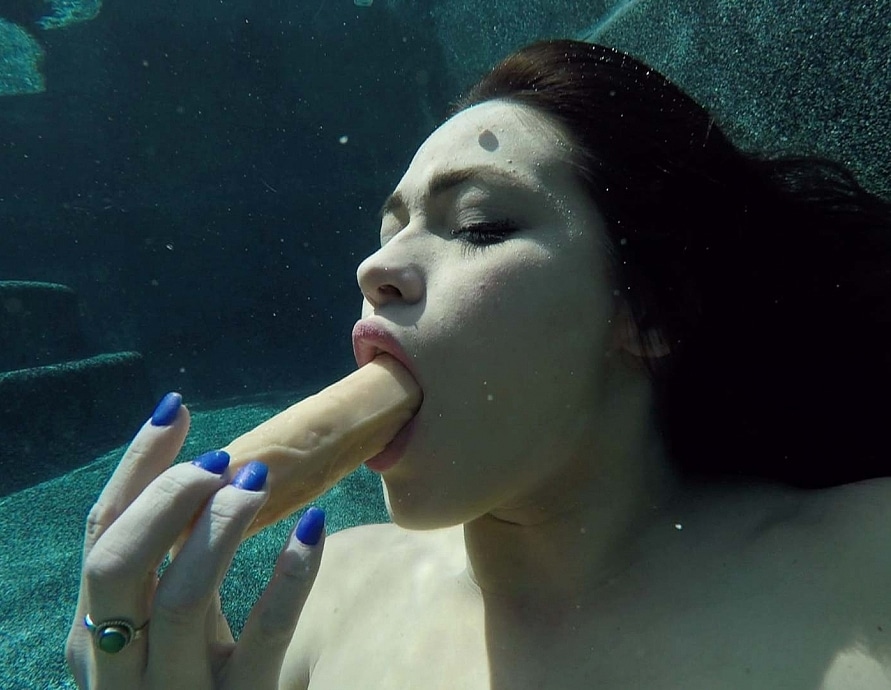 Kiki Sweet Pussy & Dildo Play