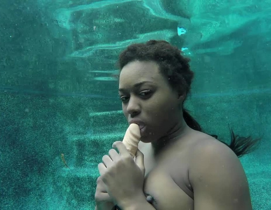 Simone Styles Dildo Play