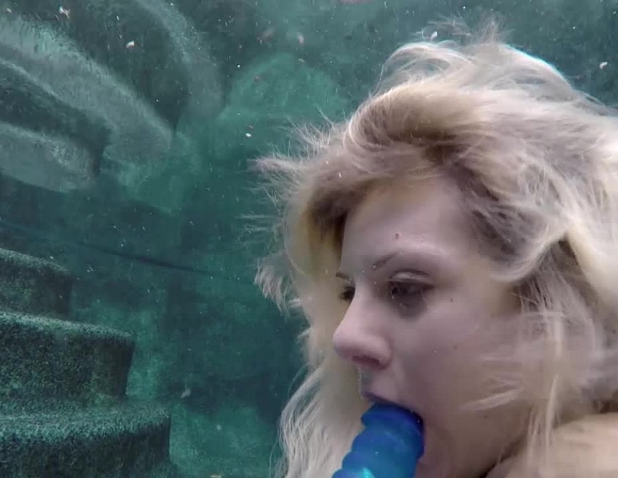 Alessandra Noir Dildo Play